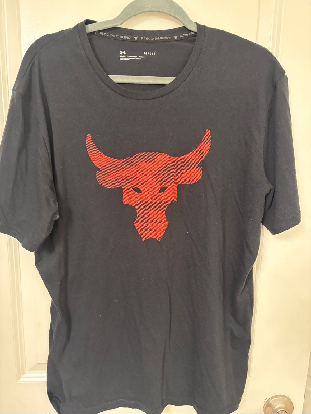 Under Armour Men’s Black Short Sleeve Tee with Red Bull Graphic- Large